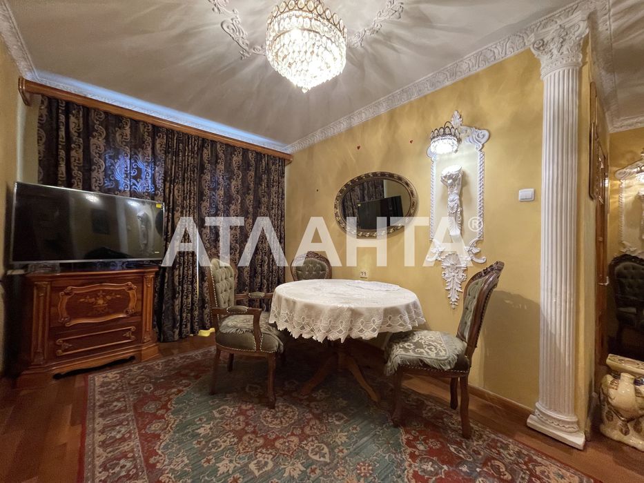 Трехкомнатная квартира с большой кухней студией