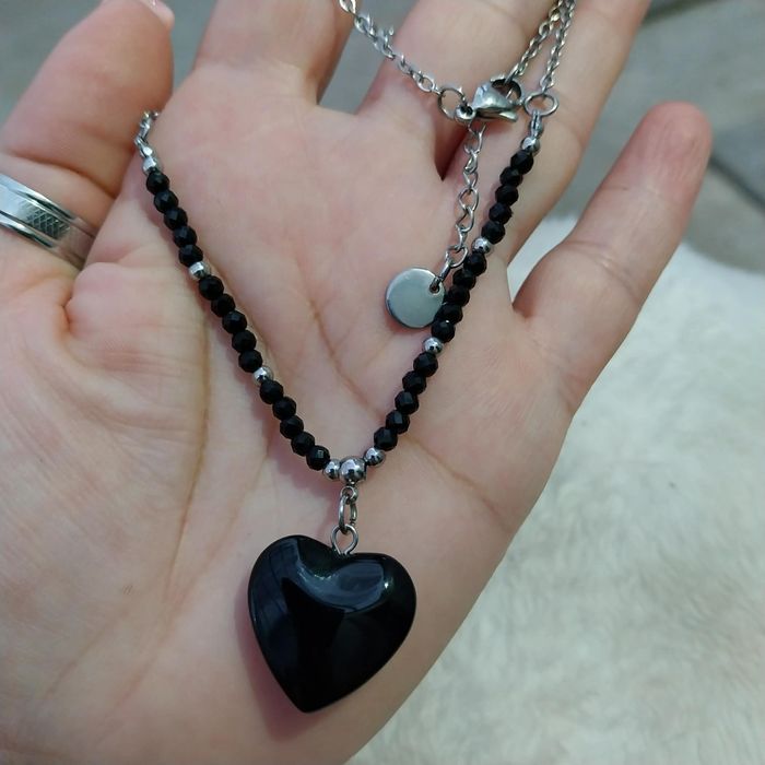Colar Prateado com Contas Pretas e Pendente Coração em Pedra Natural Onix
