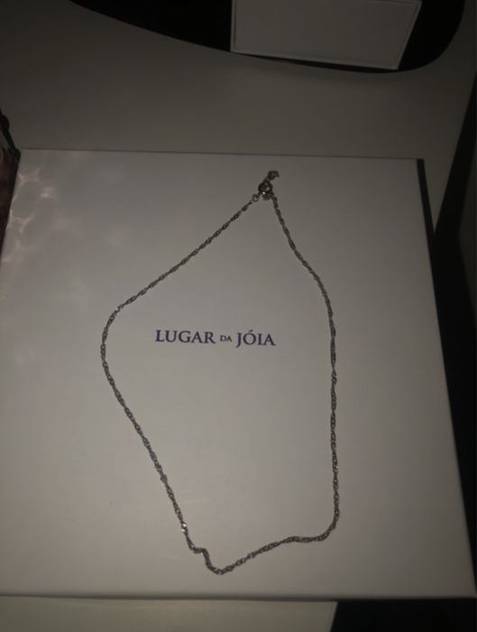 Fio prateado lugar da joia