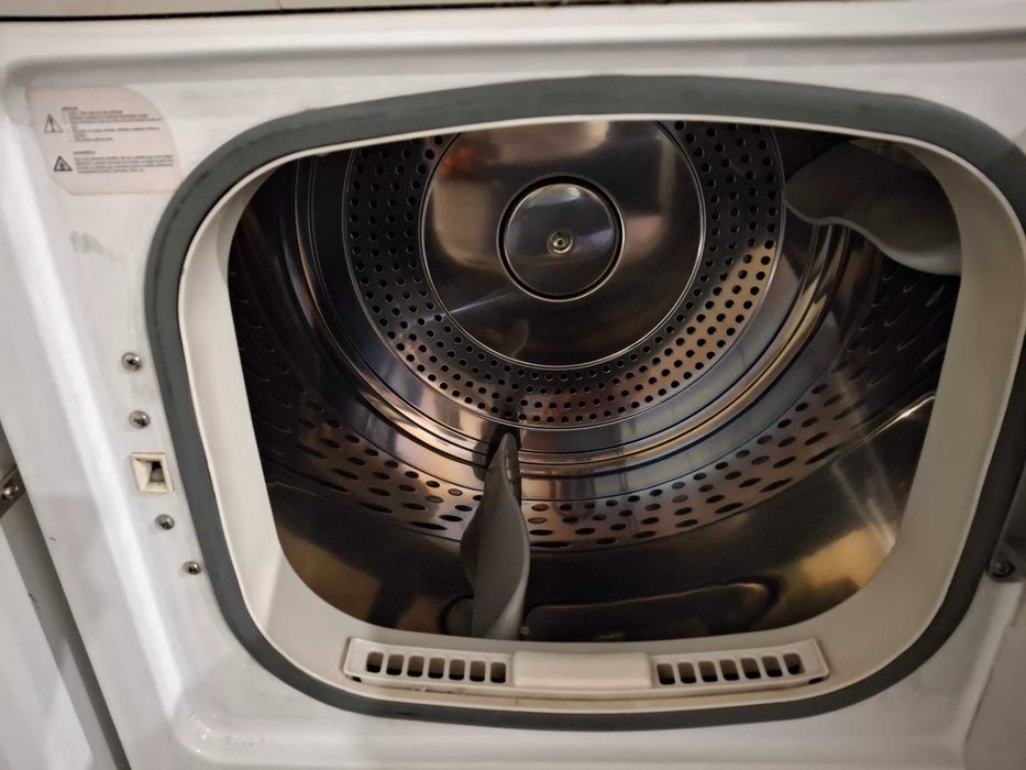 Máquina de secar roupa da marca Confortec