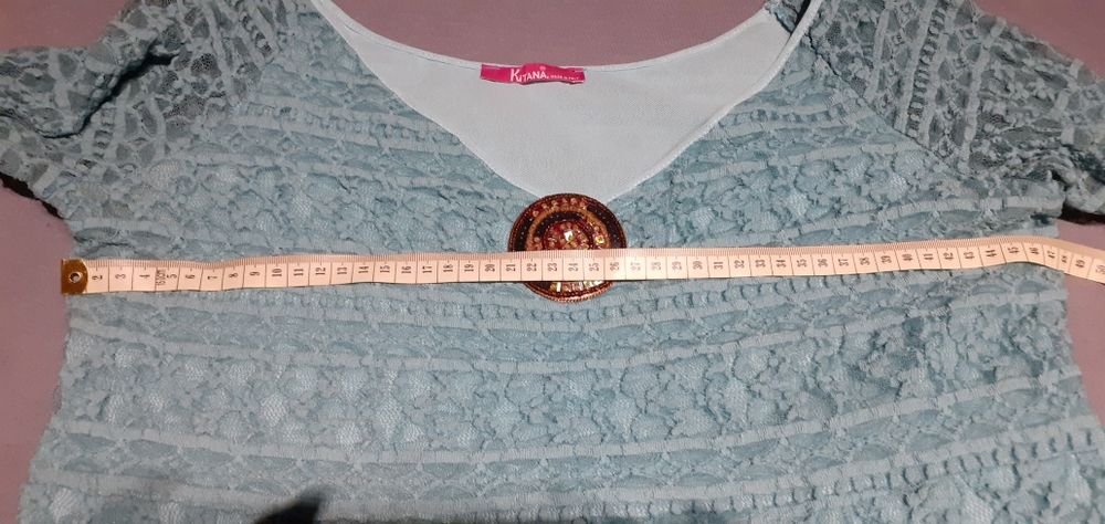 Turkusowa bluzka z broszką