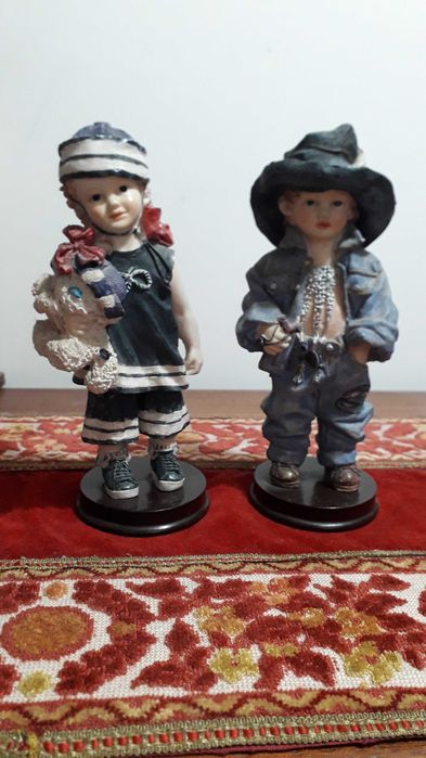 Conjunto de Figuras  Decorativas em Resina (base de madeira).