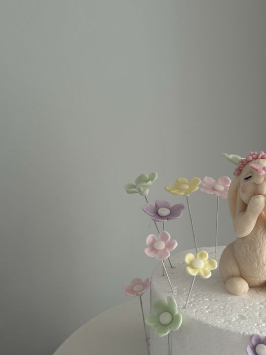 Zestaw odób na tort Króliczek z motylkiem na nosku, kwiatki