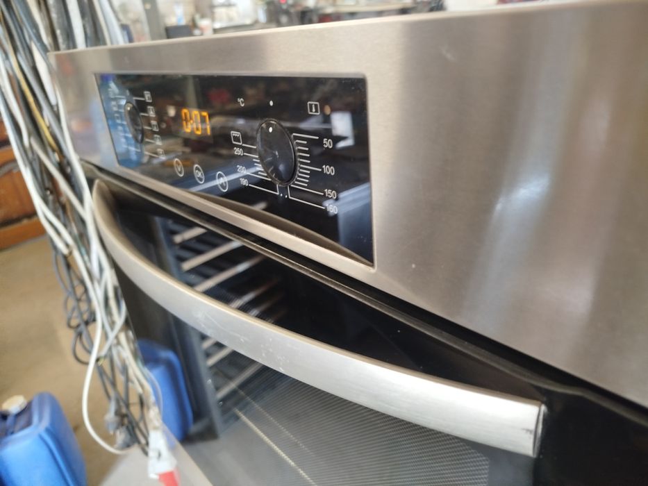 Духова шафа Miele H4710B.