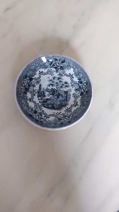 Conjunto de chávenas de café e pires.