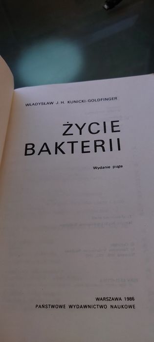 Życie bakterii Kucnicki-Goldfinger  bd stanie