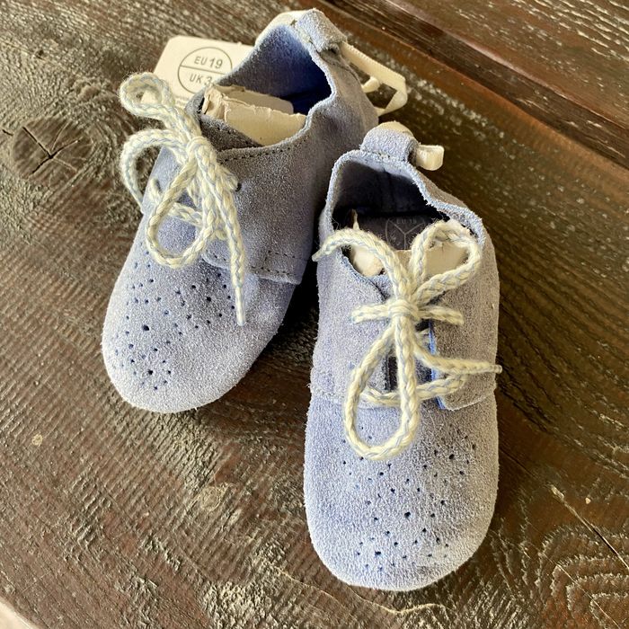 Eleganckie zamszowe buciki dla chłopca