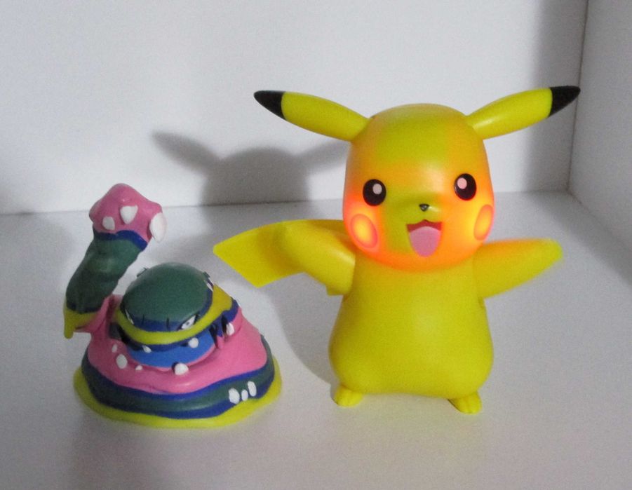 Pokemon Alolan Muk Articulado + Pikachu eletronico com sensores