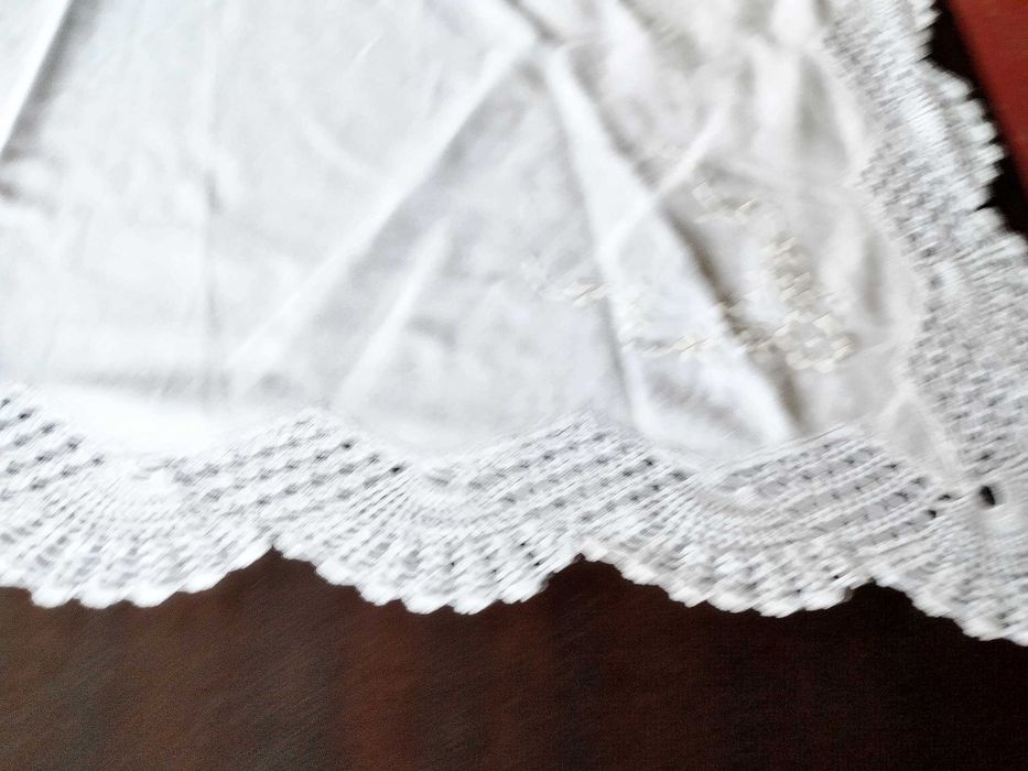 Toalha de mesa quadrada em linho com renda