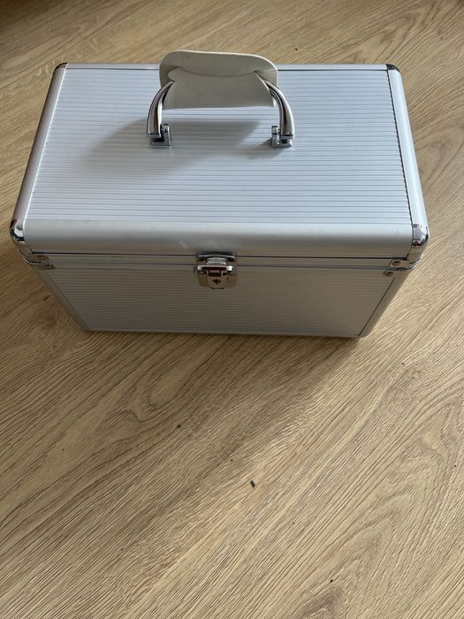 Kuferek do przechowywania płyt CD