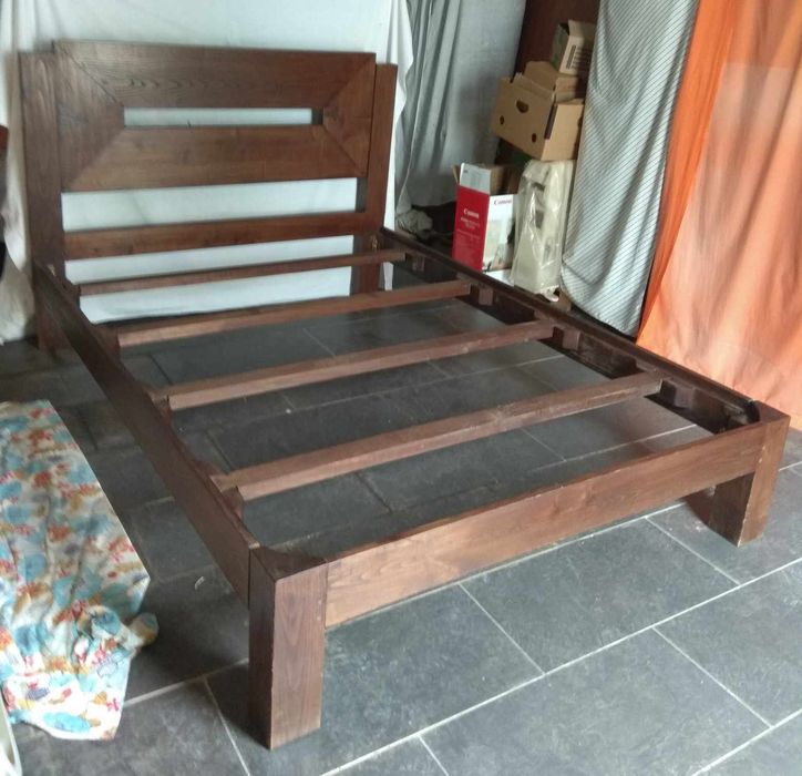 Cama em madeira com estrado