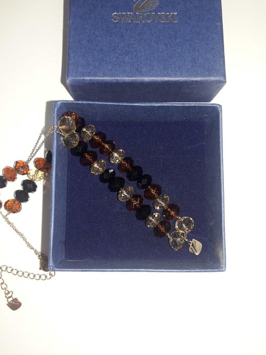 Колье Swarovski.