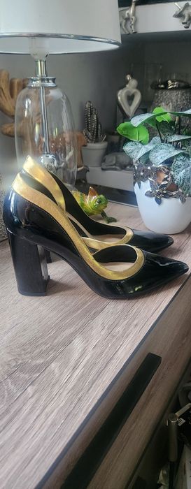 Buty na słupku lakuerkowe Ewa Minge