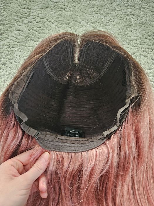 Peruka z włosów naturalnych w kolorze różu