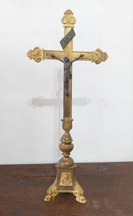 Arte sacra. Crucifixo antigo de altar.