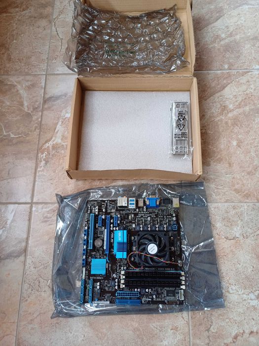 Płyta główna PC ASUS z procesorem i RAM