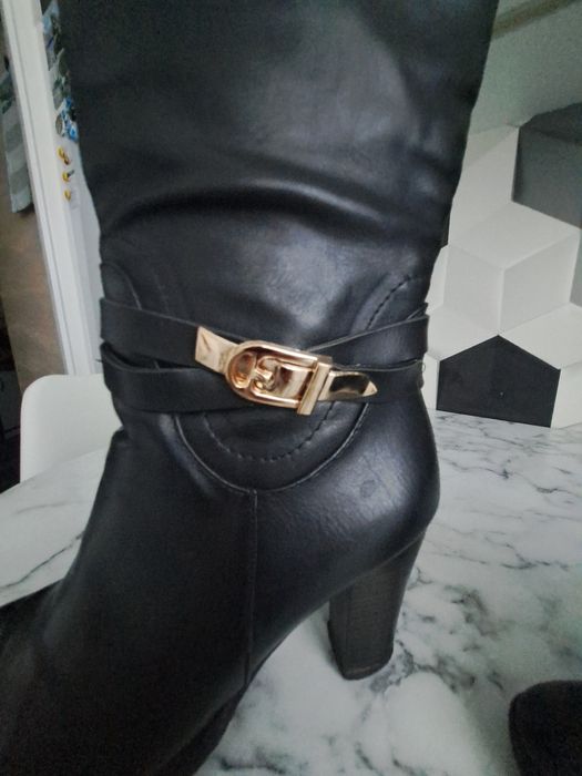 czarne kozaki na obcasie