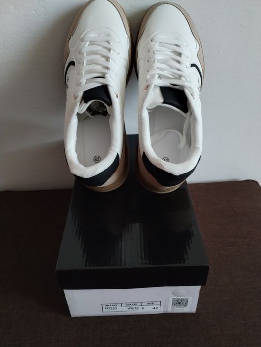 Nowe męskie sneakersy białe R - 42