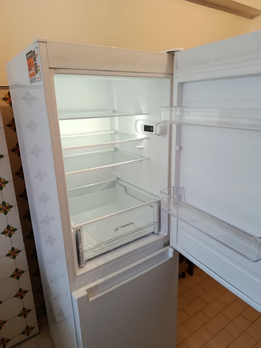 Frigorífico Indesit praticamente novo
