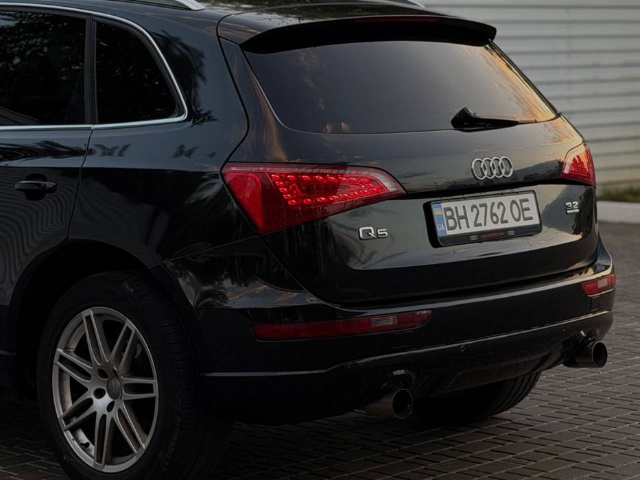 Audi Q5 2011 г 3.2л