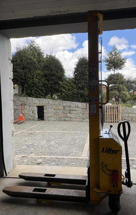 Porta-paletes Elétrico