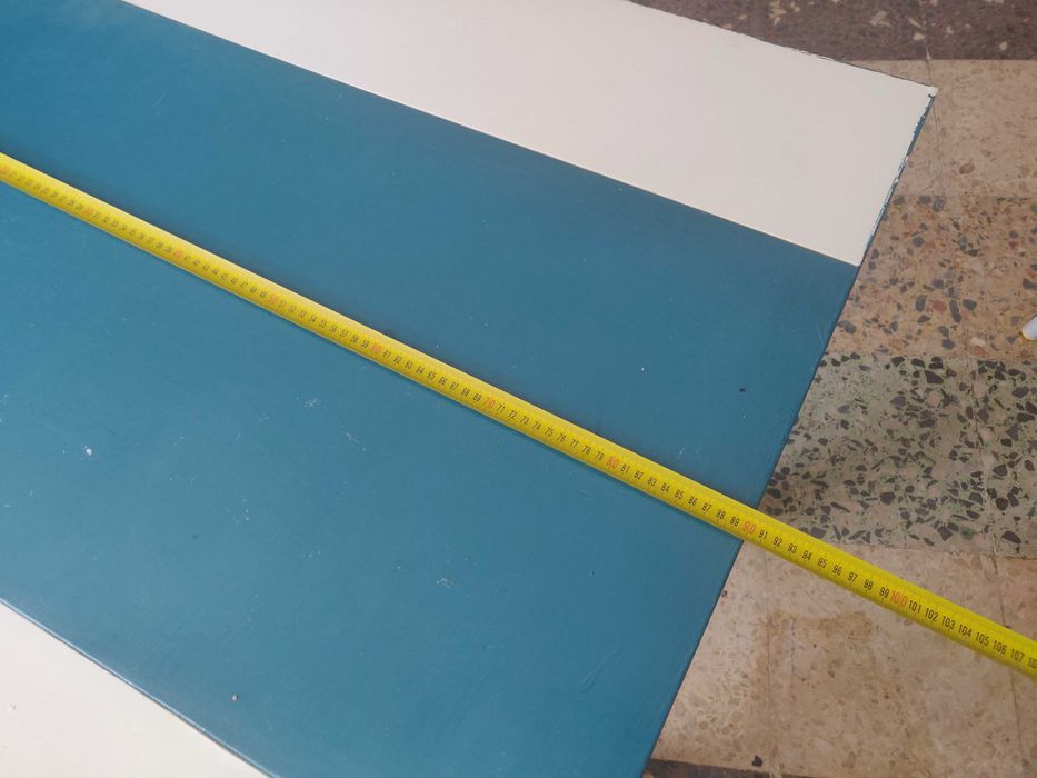 mesa de madeira pintada de azul