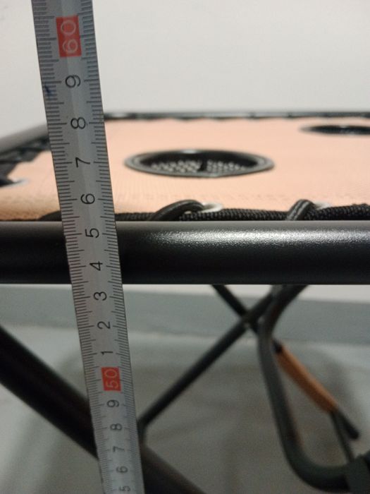 Składany stolik z miejscami na napoje