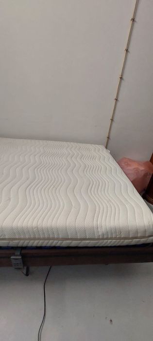 Cama articulada de casal, com comando eletrico, partes laterais revestidos com veludo castanho como nova