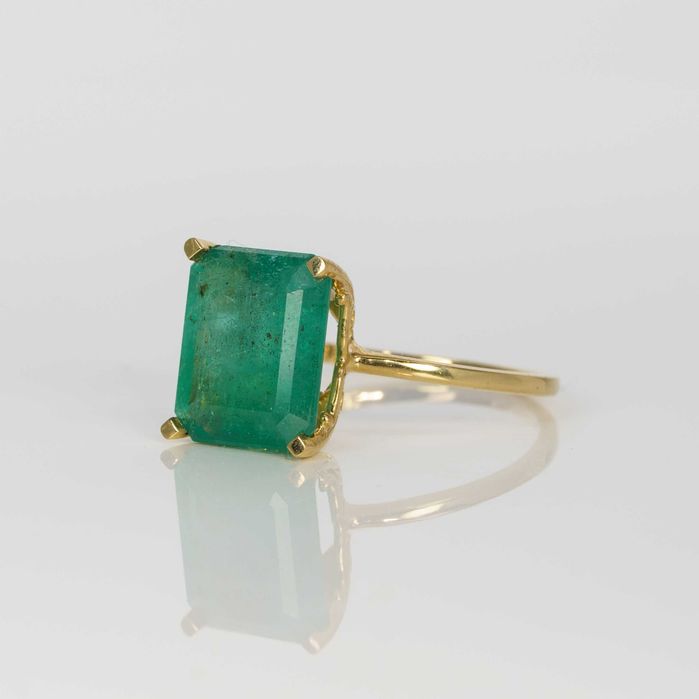 Pierścionek z 18 kt złota z dużym naturalnym szmaragdem – 4 Carat