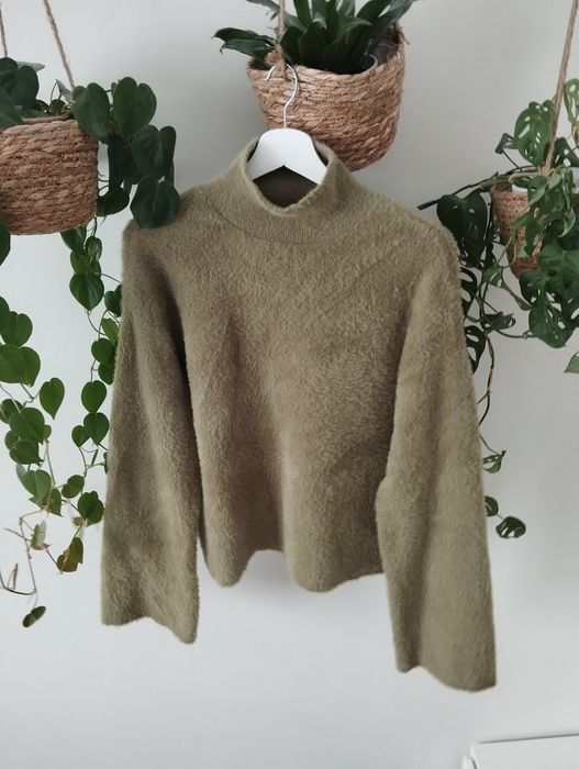 Puszysty golf, oversize, obniżona linia ramion, rozszerzane rękawy, pi