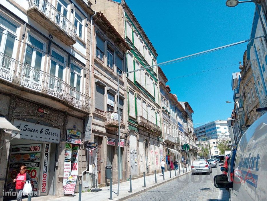 Apartamento T1 com varanda em prédio novo no centro histórico de Br...