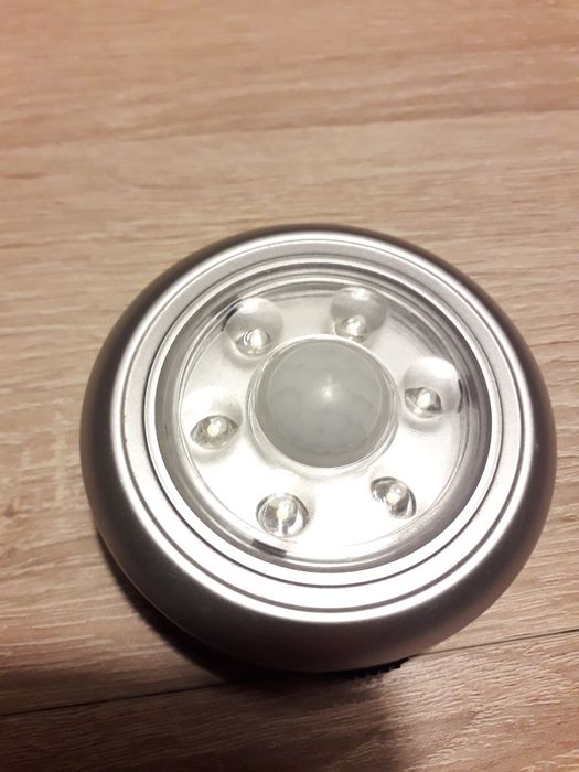 Sprzedam lampkę LED z czujnikiem ruchu.