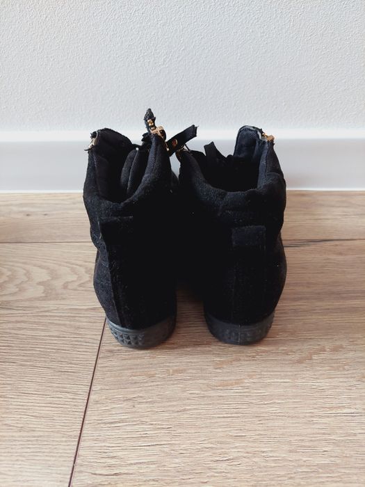 Czarne zamszowe sneakersy botki z zamkami 37 stan bardzo dobry