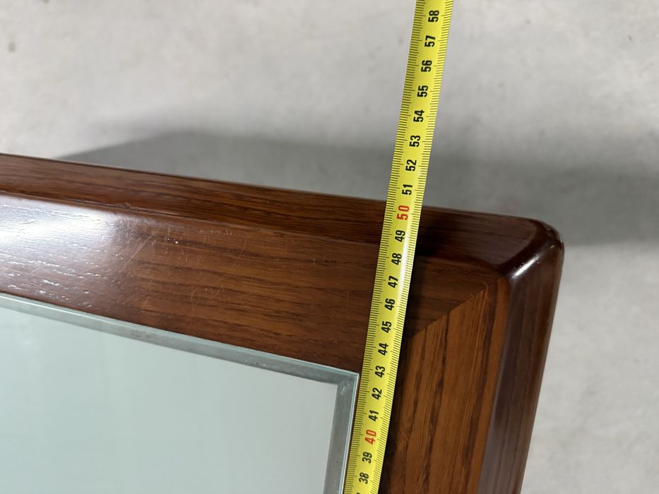 Vitrine e mesa de centro em castanho