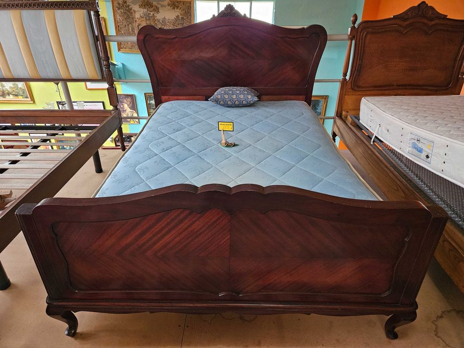 Cama antiga estilo Queen Anne com estrado e colchão - Bom estado geral