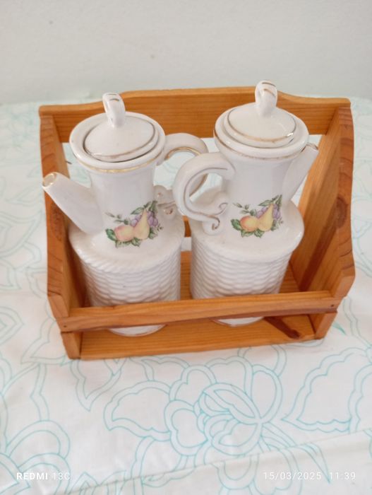 Galheteiro em barro em suporte de madeira