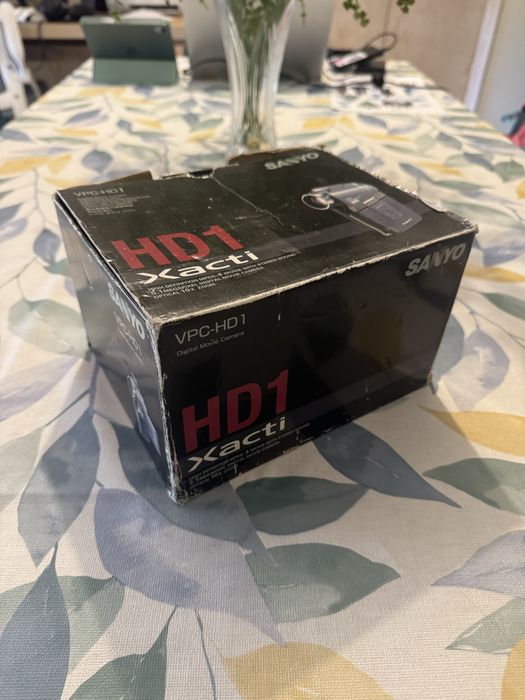 Câmara de vídeo digital Sanyo Xacti VPC-HD1, em muito bom estado e com conjunto completo de acessórios