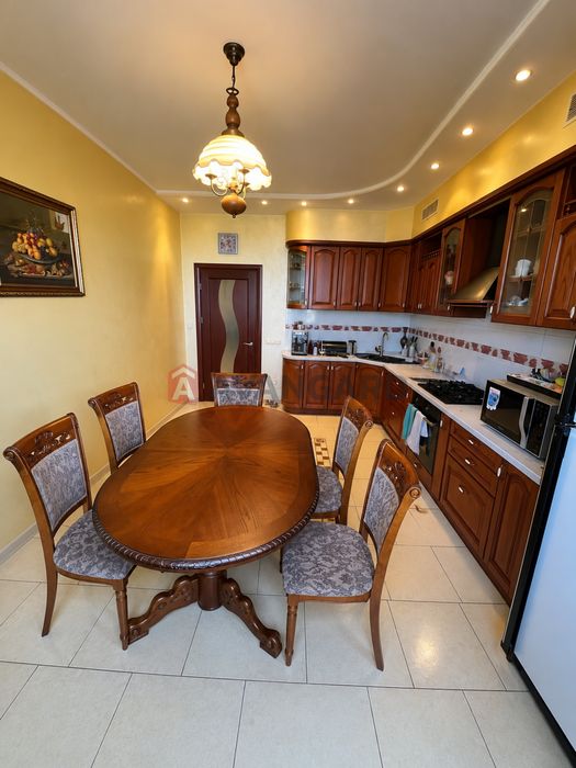 Продам 4-комнатную квартиру в центре Днепра