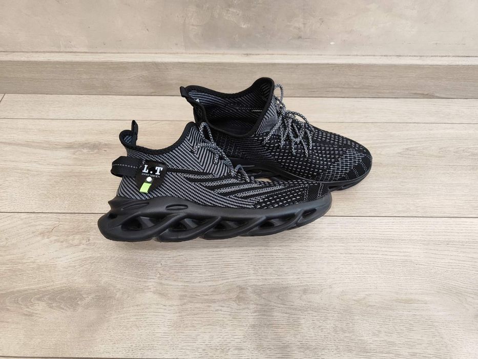 Стильні кросівки 43