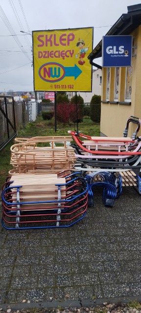 Sanki drewniane z oparciem bukowe SKLEP NW ul. Langiewicza 7B