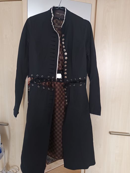 Płaszcz Louis Vuitton w stylu surduta