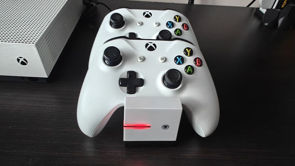 Xbox One S plus dwa kontrolery z stacją dokującą