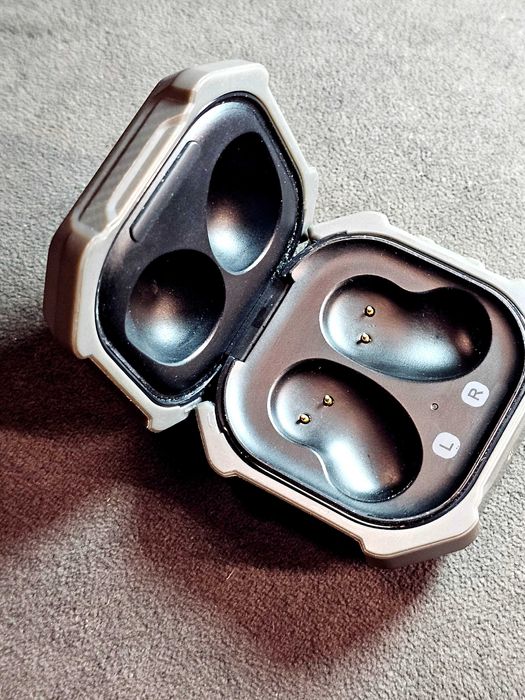 Продам оригинальный зарядной кейс к наушникам Samsung Galaxy Buds Live