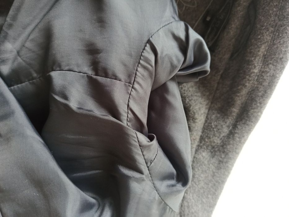 Elegancki klasyczny szary siwy wełniany płaszcz dwurzędowy rozm M/38 C