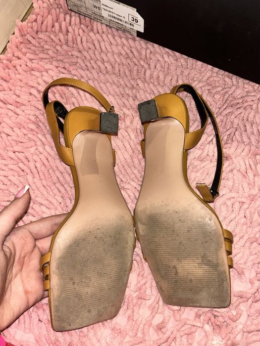 Босоножки 36 р горчичные
