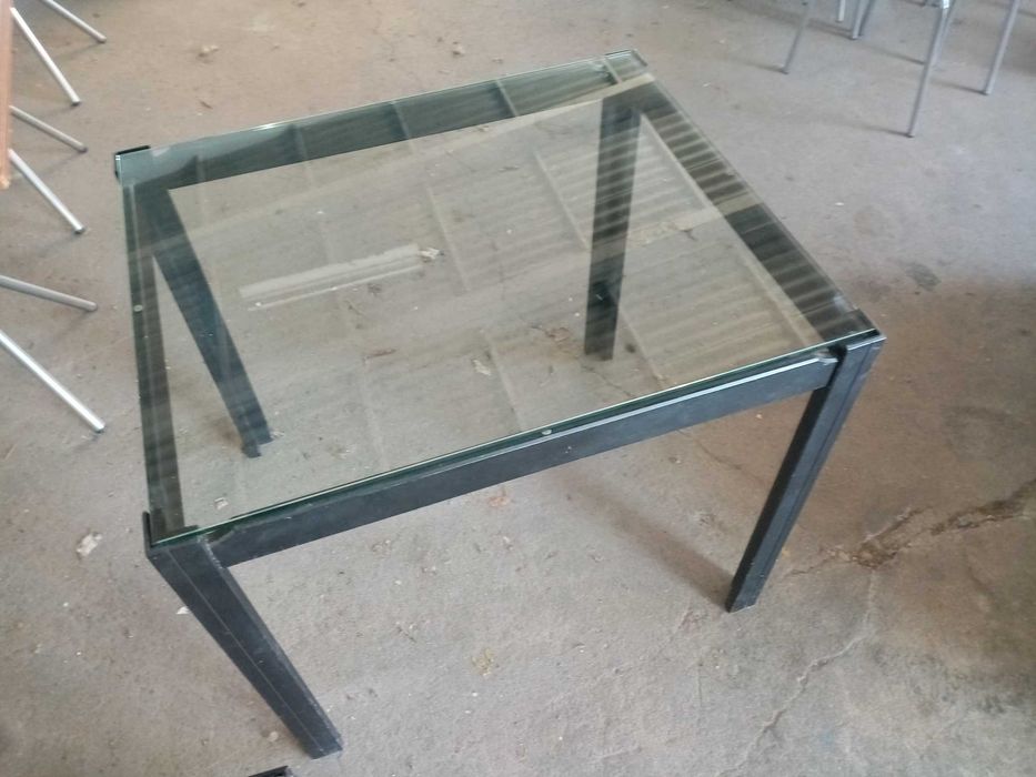 ACM1438 - Conjunto de 11 mesas de madeira com tampo em vidro - Usado