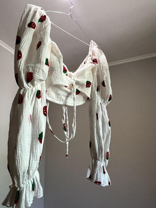 Білий кроп-топ з довгими об'ємними рукавами, прикрашений візерунком