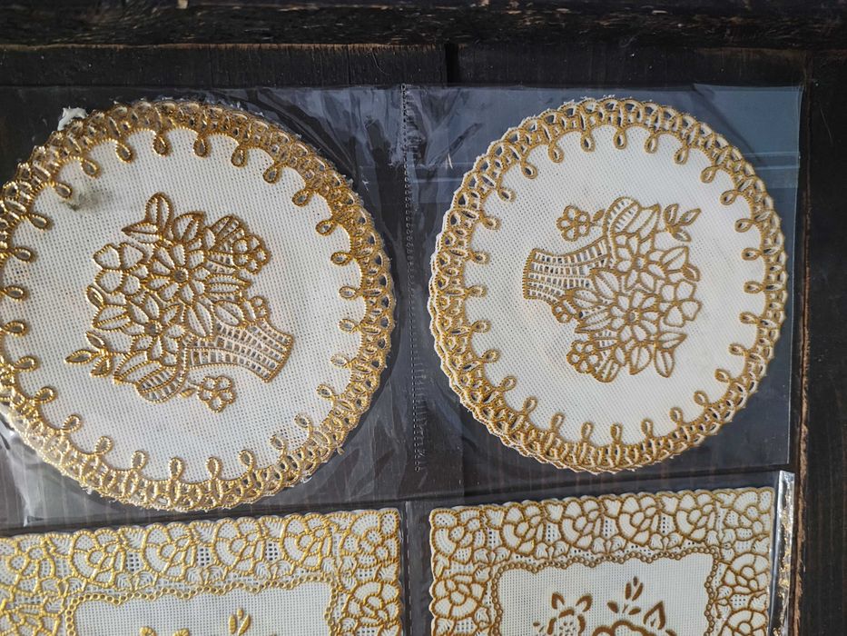 podkładki pod szklanki kubki biało złote kwiaty 14 sztuk