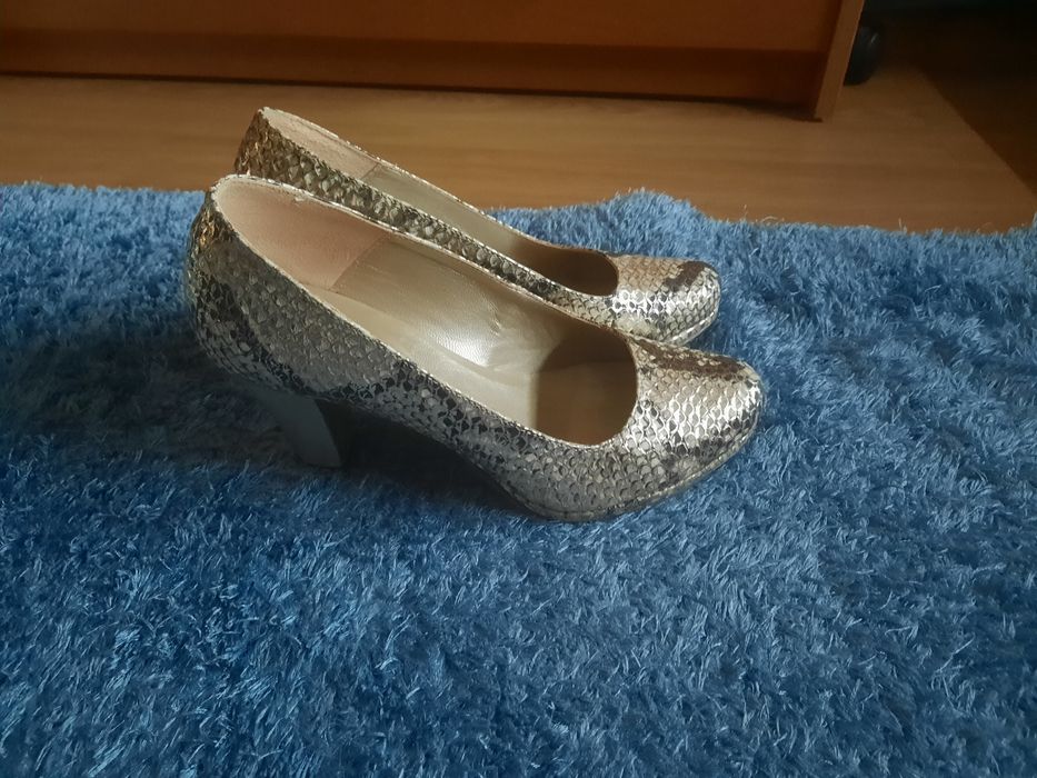Sapatos dourados