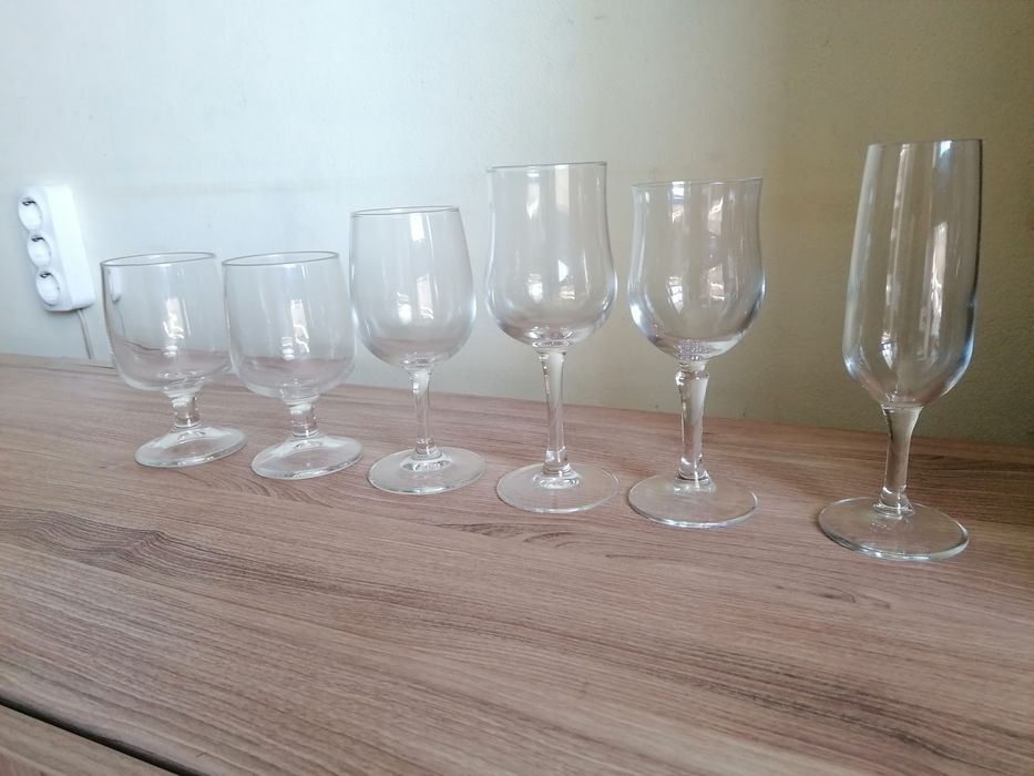 Vários conjuntos de copos